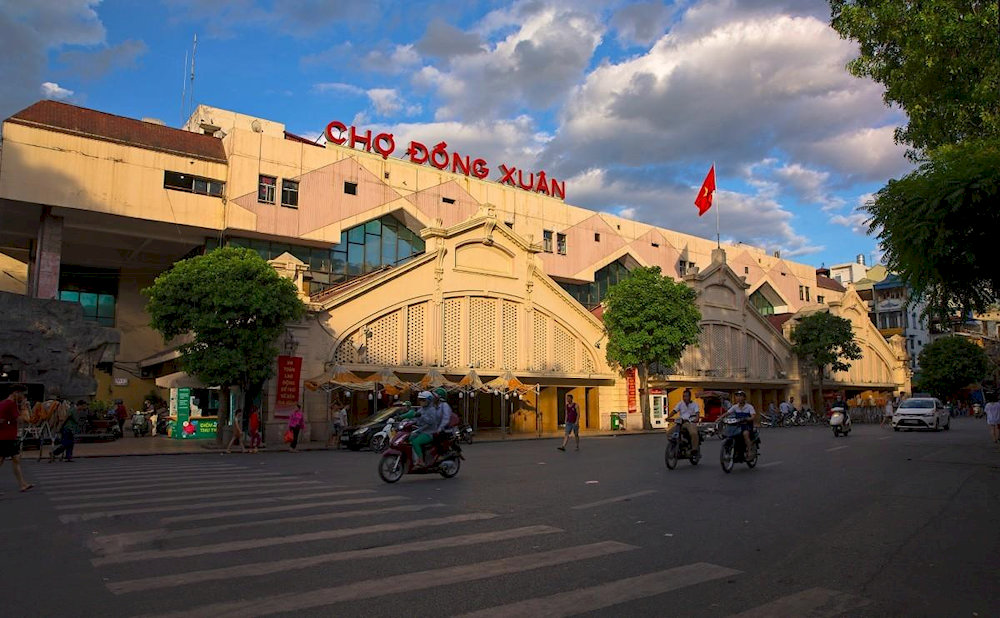 The market’s lively atmosphere captures the essence of Hanoi’s Old Quarter